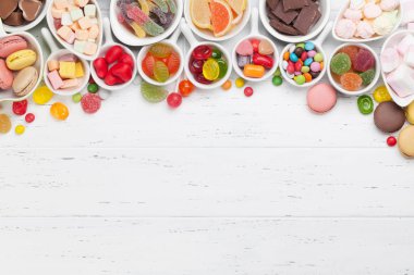 Renkli tatlılar. Lolipop, bademli kurabiye, hatmi, marmelat, çikolata ve şekerleme. Kopya alanı ile Üstten Görünüm  