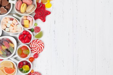 Renkli tatlılar. Lolipop, bademli kurabiye, hatmi, marmelat, çikolata ve şekerleme. Kopya alanı ile Üstten Görünüm  