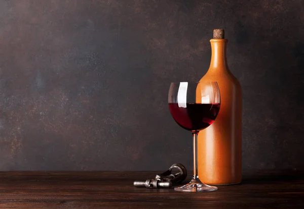 Botella Vino Tinto Vidrio Frente Pared Pizarra Con Espacio Copia —  Fotos de Stock