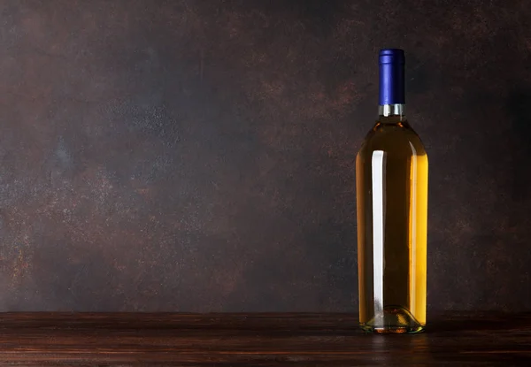 Biały Butelka Wina Przed Tablica Ścienna Miejsca Kopii — Zdjęcie stockowe