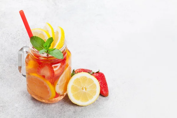 Frasco Limonada Fresco Com Frutas Bagas Verão Com Espaço Para — Fotografia de Stock