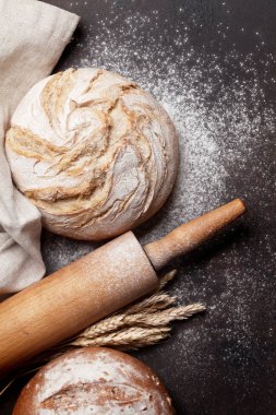 Taş masada yemek ev yapımı ekmek. Üstten Görünüm