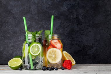 Ev yapımı limonata gözlük yaz meyve ve çilek ile. Senin metin için ile yer