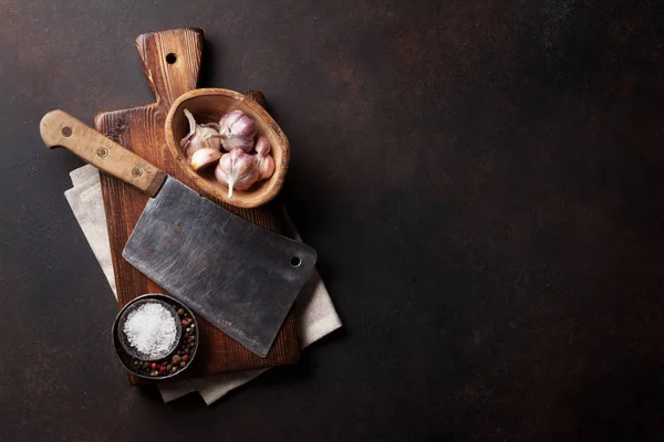 ビンテージ肉ナイフと石のボード上のスパイス テキストのスペースのトップ ビュー — ストック写真
