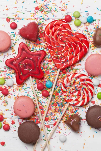 カラフルなお菓子 ロリポップ マカロン キャンディー トップ ビュー — ストック写真