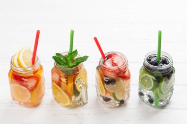 Taze limonata kavanoz yaz meyve ve çilek ile