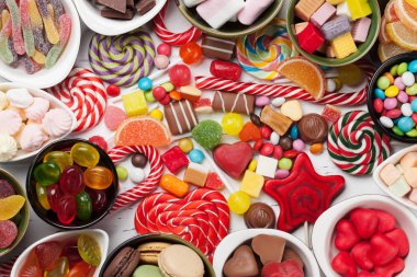 Renkli tatlılar. Lolipop ve şekerler. Üstten Görünüm portre