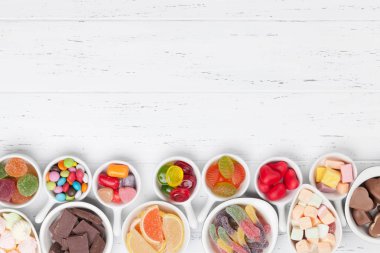 Renkli tatlılar. Lolipop, Bademli kurabiye, hatmi, marmelat, çikolata ve şekerleme. Selam yeri olan üstten görünüm