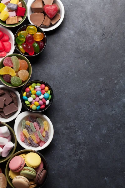 Renkli tatlılar. Lolipop, bademli kurabiye, şekerleme, marmelat ve şekerler. Selam yeri olan Üstten Görünüm