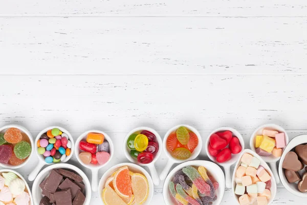 Renkli tatlılar. Lolipop, Bademli kurabiye, hatmi, marmelat, çikolata ve şekerleme. Selam yeri olan üstten görünüm