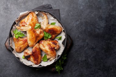 Soslu ızgara tavuk kanadı. En üstteki tablo üzerinde kopya alanı ile birlikte görünüm