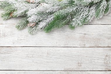 Beyaz ahşap arka planda köknar ağacının olduğu Noel tebrik kartı ve yılbaşı kutlamalarınız için yer kopyalama kartı. Üst görünüm düzlüğü