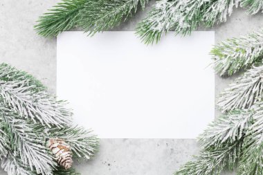 Köknar ağacıyla dolu Noel tebrik kartı ve yılbaşı kutlamalarınız için yer kopyalama kartı. Üst görünüm düzlüğü