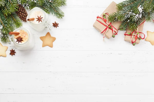 エッグノッグ 伝統的なクリスマスカクテル クリスマスギフトボックス 木製のテーブルのジンジャーブレッドクッキー トップビューのフラットレイアウト あなたの挨拶のためのスペース — ストック写真