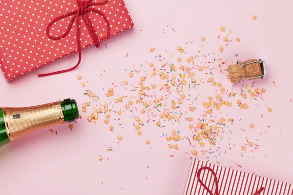 Şampanyalı Noel Tebrik Kartı Hediye Kutuları Pembe Arka Planda Yıldız — Stok fotoğraf