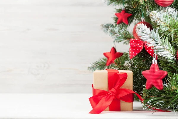 クリスマスグリーティングカードあなたのクリスマスの挨拶のための装飾されたモミの木 ギフトボックスとコピースペース — ストック写真