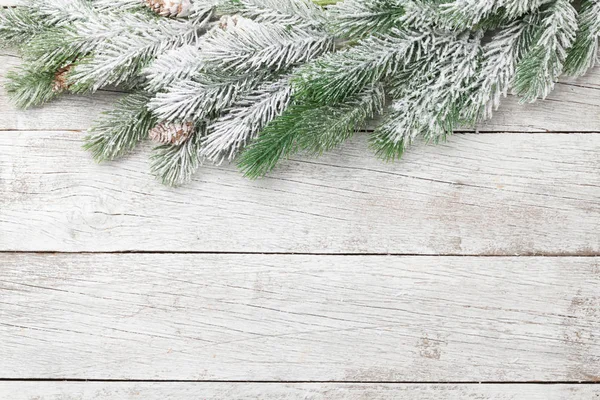 Χριστουγεννιάτικη Ευχετήρια Κάρτα Έλατο Πάνω Από Λευκό Ξύλινο Φόντο Και — Φωτογραφία Αρχείου