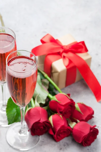 Открытки День Святого Валентина Шампанским Подарочной Коробкой Букет Цветов Роз — стоковое фото