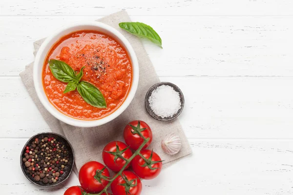 Zuppa Gazpacho Freddo Con Pomodori Maturi Cetriolo Basilico Sul Tavolo — Foto Stock