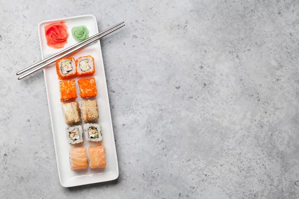 Set Sushi Giapponese Sashimi Maki Roll Piatto Sfondo Pietra Vista — Foto Stock