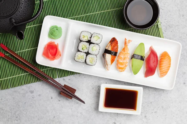 Japanse Sushi Set Sashimi Maki Broodjes Groene Thee Plaat Stenen — Stockfoto