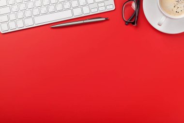 Ofis kırmızı işyeri arkaplanı, kahve fincanı, malzeme ve bilgisayar. Düz yatıyordu. Hedefleriniz için kopyalama alanı olan üst görünüm