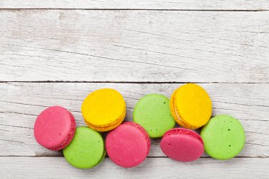 Pasta makaronu ya da ahşap zemin üzerinde badem kurabiyesi. Üst görünüm düzlüğü kopyalama alanı ile yatıyordu