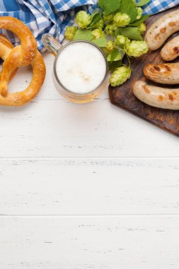 Oktoberfest seti. Krakerler, sosisler, et ve bira kupası ahşap arka planda. Kopyalama alanı olan. Üst görünüm düzlüğü