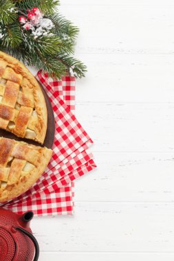 Noel tebrik kartı, elmalı turta ve köknar ağacı. Kopya alanı olan ahşap masada. Üst görünüm düzlüğü