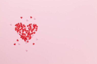 İçinde kalp şeklinde şekerler olan tebrik kartı. Bayram şablonu. Noel, doğum günü ya da sevgililer günü pembe arka planda. Selamlarınız için en iyi manzara. Düz yatıyordu