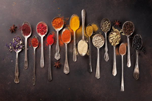 Diverse Specerijen Lepels Stenen Tafel Bovenaanzicht — Stockfoto