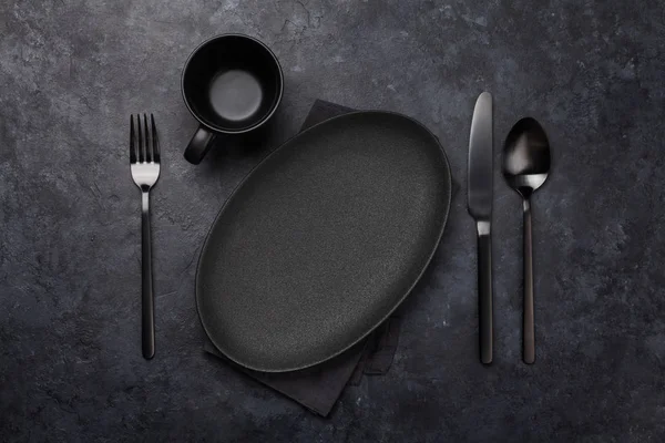 Placa Vacía Taza Tenedor Cuchara Cuchillo Utensilios Cocina Negros Colocados — Foto de Stock