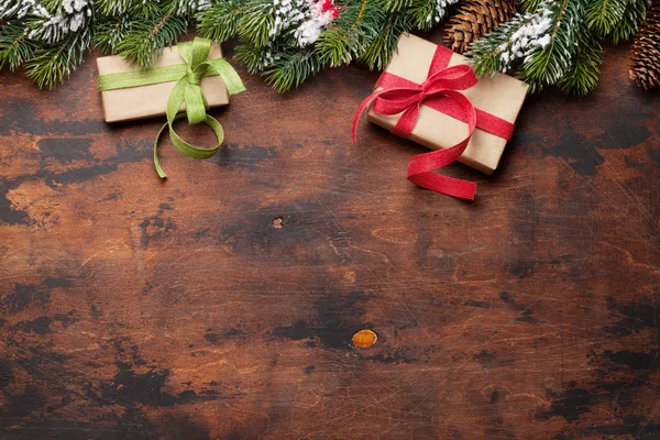 Χριστουγεννιάτικη Ευχετήρια Κάρτα Κουτιά Δώρων Και Κλαδί Από Έλατο Ξύλινο — Φωτογραφία Αρχείου