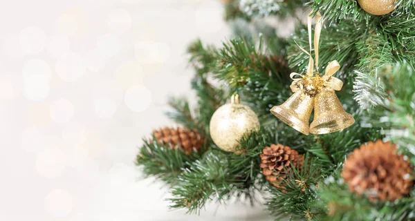 Weihnachtsgrußkarte Mit Geschmücktem Tannenbaum Und Kopierplatz Für Ihre Weihnachtsgrüße — Stockfoto