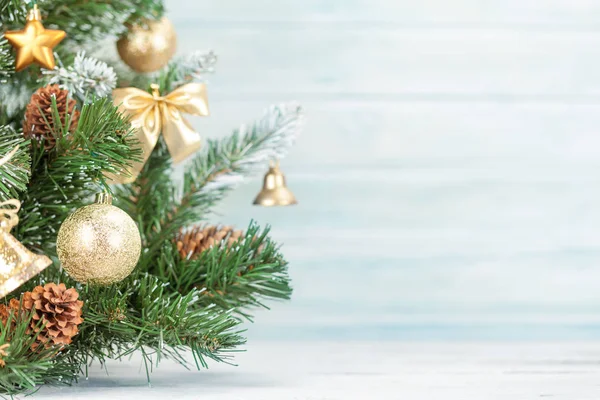 Weihnachtsgrußkarte Mit Geschmücktem Tannenbaum Und Kopierplatz Für Ihre Weihnachtsgrüße — Stockfoto