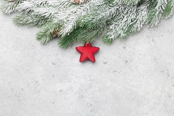 Tarjeta Felicitación Navidad Con Abeto Sobre Fondo Piedra Espacio Copia —  Fotos de Stock