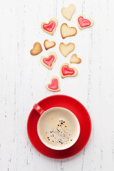 バレンタインデーのグリーティングカードには 木製の背景にコーヒーカップとハート型のクッキーが付いています トップ表示 — ストック写真