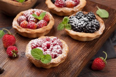 Böğürtlenli tatlı kekler. Çilek, ahududu ve böğürtlen