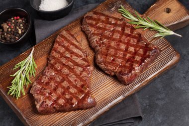 Ahşap tahta üzerinde ızgara sığır eti biftek. Üstten Görünüm