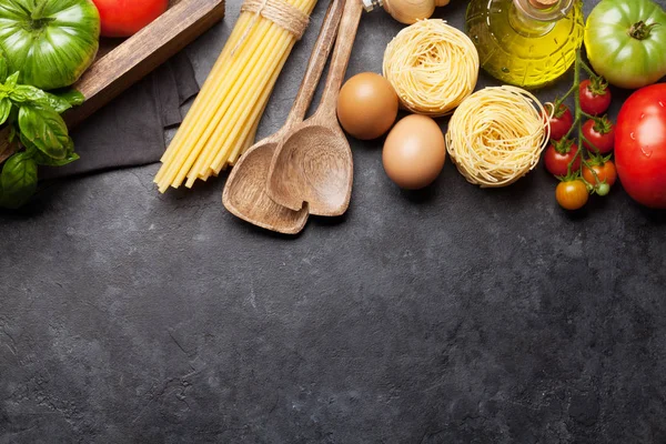Pasta Pomodori Erbe Aromatiche Ingredienti Cottura Sul Tavolo Pietra Vista — Foto Stock