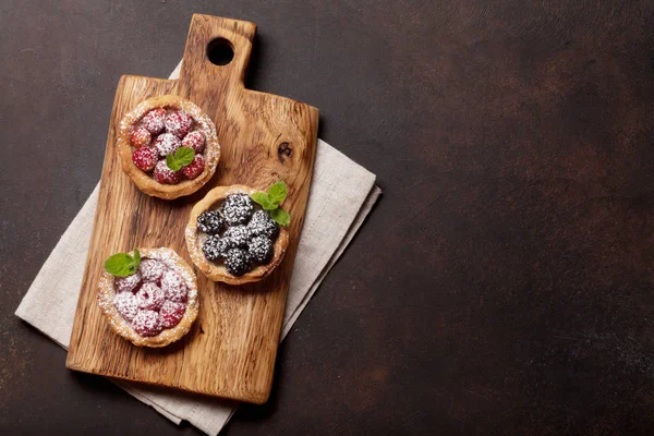 Ensemble Gâteaux Sucrés Avec Des Baies Sur Une Planche Bois — Photo