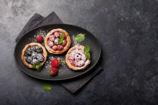 Egy Szelet Édes Torta Bogyókkal Eper Málna Szeder Felülnézet Fénymásoló — Stock Fotó