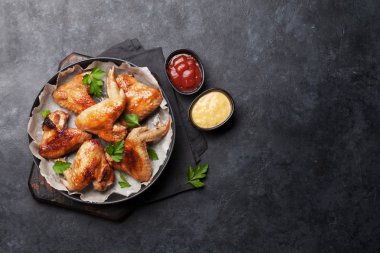 Soslu ızgara tavuk kanadı. En üstteki tablo üzerinde kopya alanı ile birlikte görünüm