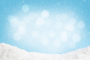 Karlı Noel tebrik kartı arkaplanı bulanıklaştırılmış ve yılbaşı kutlamalarınız için alanı kopyalayın