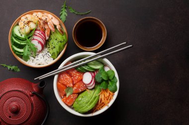 Somon, karides ve sebze ile poke kase. Geleneksel Hawaii çiğ balık salata. Kopya alanı ile üstten görünüm