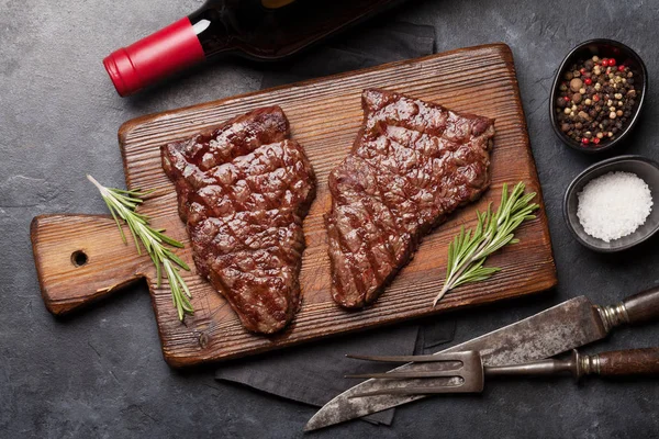 Grilled Beef Steak Wooden Board Red Wine Top View Flat — Stock Photo, Image