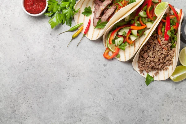 Zestaw Meksykańskich Tacos Mięsem Warzywami Tortilli Widok Kamienny Stół Leżał — Zdjęcie stockowe