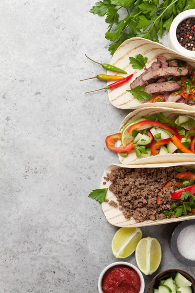 Zestaw Meksykańskich Tacos Mięsem Warzywami Tortilli Widok Kamienny Stół Leżał — Zdjęcie stockowe