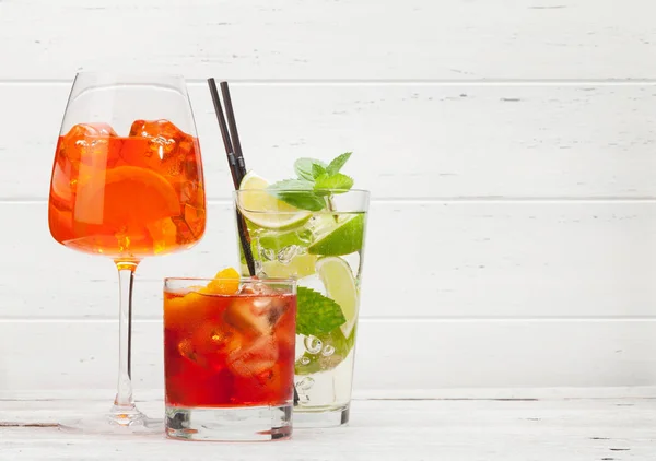 Três Copos Cocktail Clássicos Mesa Madeira Negroni Aperol Spritz Mojito — Fotografia de Stock