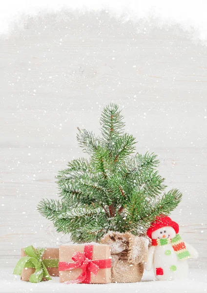 Tarjeta Felicitación Navidad Con Abeto Pequeño Cajas Regalo Delante Fondo — Foto de Stock